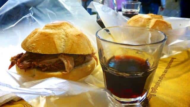 Lampredotto Da Nerbone: a tripes sandwich for breakfast in Florence! Read here where you can find the best lampredotto sandwich in town!