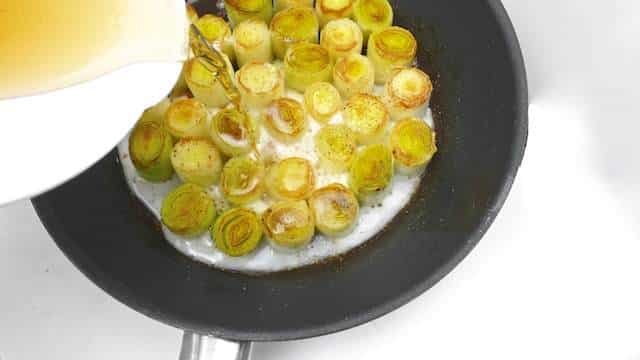 My oven baked leeks au gratin: silky smooth leeks braised in beer... I'm sure that you are going to love this leeks au gratin!