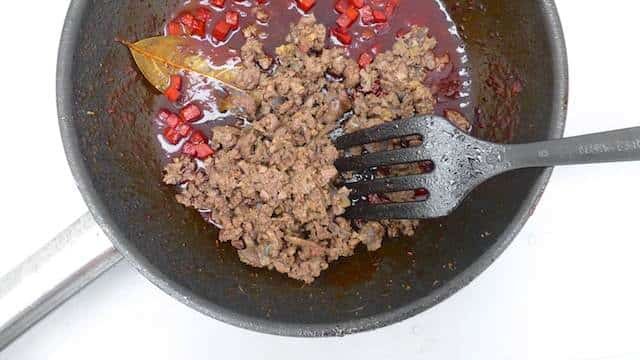 My chunky liver sauce ragu: a spaghetti sauce with creamy baked chicken livers instead of minced meat... Love liver? Then you will love this ragu!