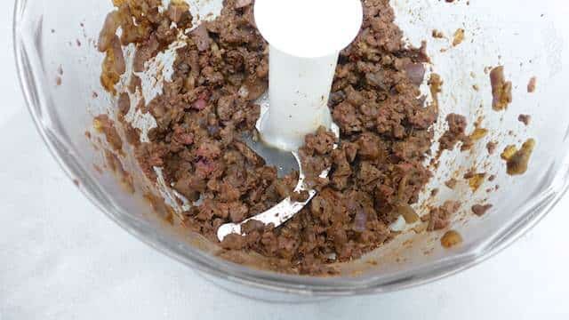 My chunky liver sauce ragu: a spaghetti sauce with creamy baked chicken livers instead of minced meat... Love liver? Then you will love this ragu!
