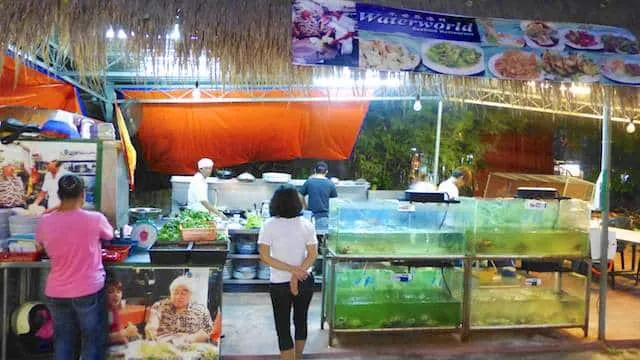 What to eat for dinner at the night food stalls of I Love You Cafe Batu Ferringhi... So many dishes to choose from! Let me help you decide.
