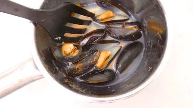 Easy Mussels Vinaigrette Recipe Now here's a super tasty cold appetizer: mussels vinaigrette recipe or cooked mussels topped with a fresh tomato bruschetta!