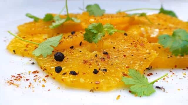 This orange carpaccio is such a simple but very classy looking dessert... And it is ready in 10 minutes! The perfect last-minute dessert...