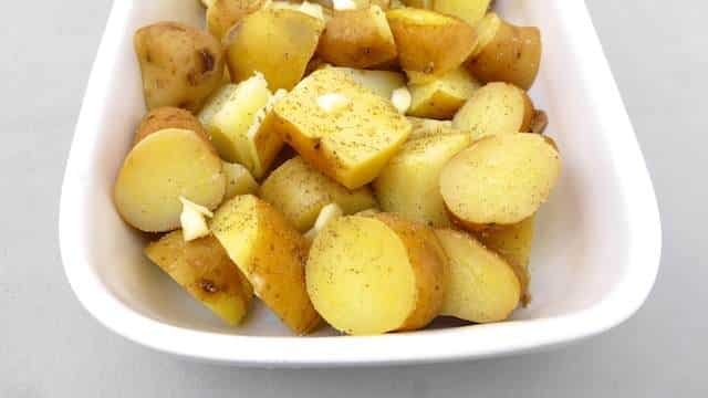 Do you have leftover cooked potatoes in your fridge? Then you should try out this roast potatoes recipe with bacon, onion and beer!