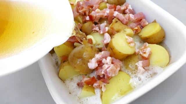 Do you have leftover cooked potatoes in your fridge? Then you should try out this roast potatoes recipe with bacon, onion and beer!