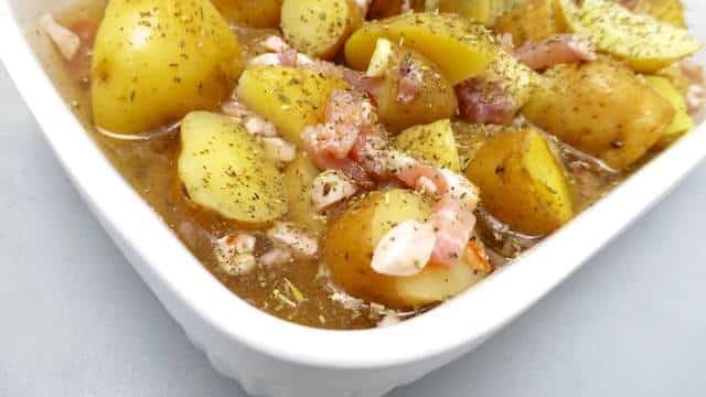 Do you have leftover cooked potatoes in your fridge? Then you should try out this roast potatoes recipe with bacon, onion and beer!