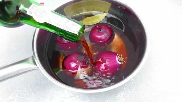 Roasted red onions first poached in a sweet port wine, then grilled until soft and sprinkled with fresh thyme... An ideal vegetable side dish!