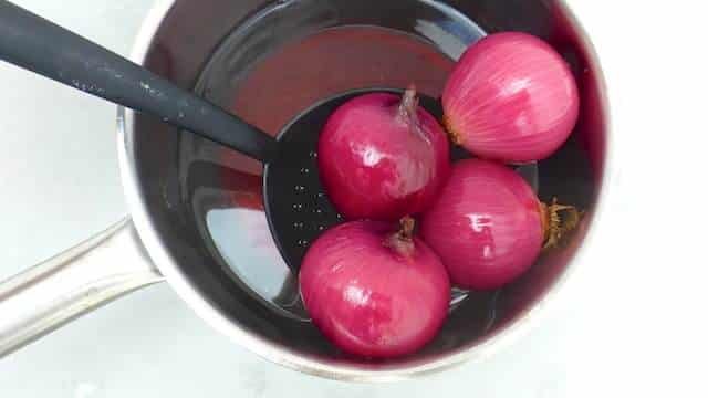 Roasted red onions first poached in a sweet port wine, then grilled until soft and sprinkled with fresh thyme... An ideal vegetable side dish!