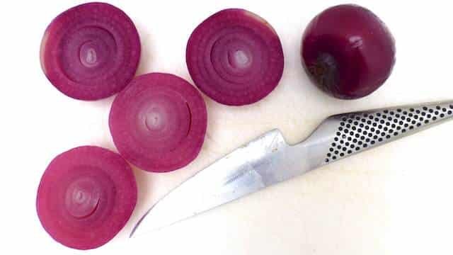 Roasted red onions first poached in a sweet port wine, then grilled until soft and sprinkled with fresh thyme... An ideal vegetable side dish!