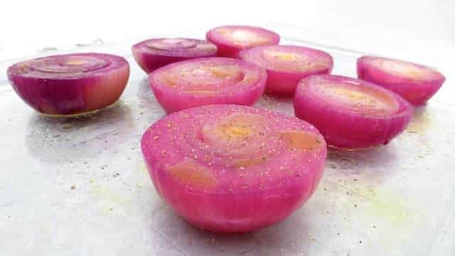 Roasted red onions first poached in a sweet port wine, then grilled until soft and sprinkled with fresh thyme... An ideal vegetable side dish!