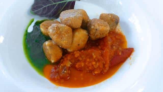 Sunday lunch at restaurant Tal Familja in Marsaskala (Malta)! Maltese classics on the menu: rabbit, seabream, ricotta stuffed ravioli and bigilla.