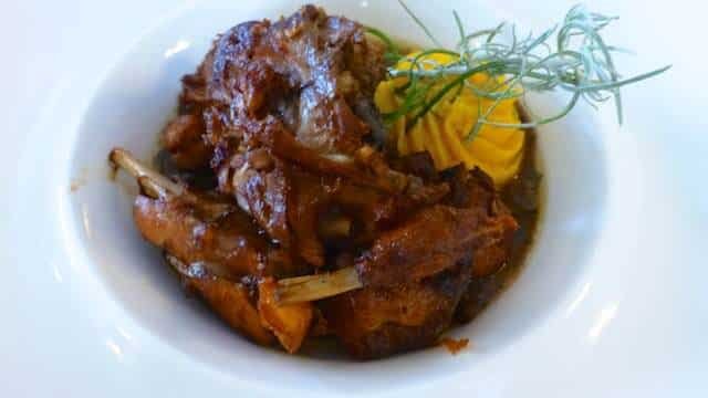 Sunday lunch at restaurant Tal Familja in Marsaskala (Malta)! Maltese classics on the menu: rabbit, seabream, ricotta stuffed ravioli and bigilla.
