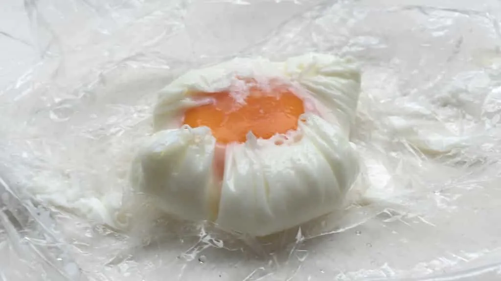 How To Make Perfect Poached Eggs Ever heard of the Arzak egg? Here's how to make perfect poached eggs: take a look at this easy cling film method with pictures!