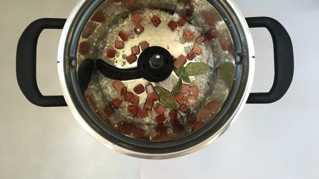 Best Spanish Habas Con Jamon Recipe Are you a huge fan of broad beans? Then do try these popular habas con jamon, a classic Spanish bean side salad with ham...