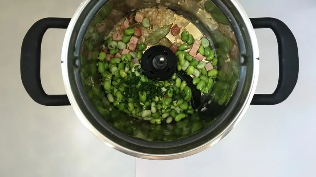 Best Spanish Habas Con Jamon Recipe Are you a huge fan of broad beans? Then do try these popular habas con jamon, a classic Spanish bean side salad with ham...