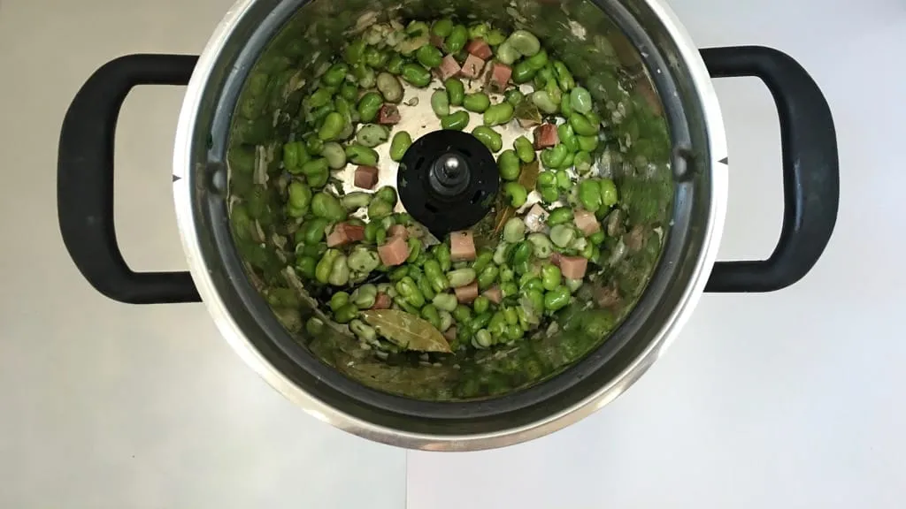Best Spanish Habas Con Jamon Recipe Are you a huge fan of broad beans? Then do try these popular habas con jamon, a classic Spanish bean side salad with ham...