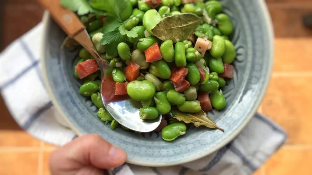 Best Spanish Habas Con Jamon Recipe Are you a huge fan of broad beans? Then do try these popular habas con jamon, a classic Spanish bean side salad with ham...