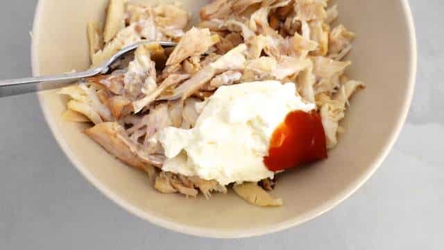 These open faced chicken salad sandwiches make a great alternative for the traditional ham and cheese lunch sandwiches... Enjoy!