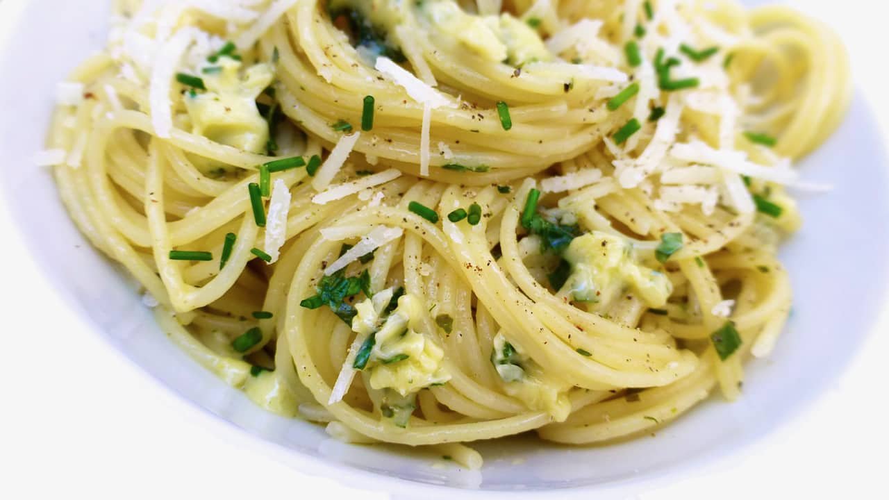 Best 20 Minute Garlic Butter Recipe My homemade garlic butter recipe, homemade and so much to prepare with it! Garlic bread, noodles, or as a steak topping.