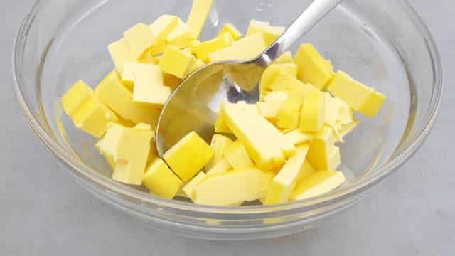 My homemade garlic butter recipe, homemade and so much to prepare with it! Garlic bread, spaghetti, or as a steak topping.