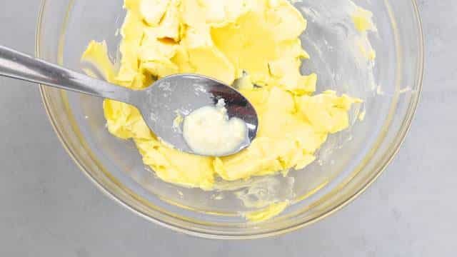 My homemade garlic butter recipe, homemade and so much to prepare with it! Garlic bread, spaghetti, or as a steak topping.