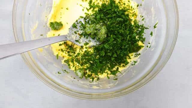 My homemade garlic butter recipe, homemade and so much to prepare with it! Garlic bread, spaghetti, or as a steak topping.