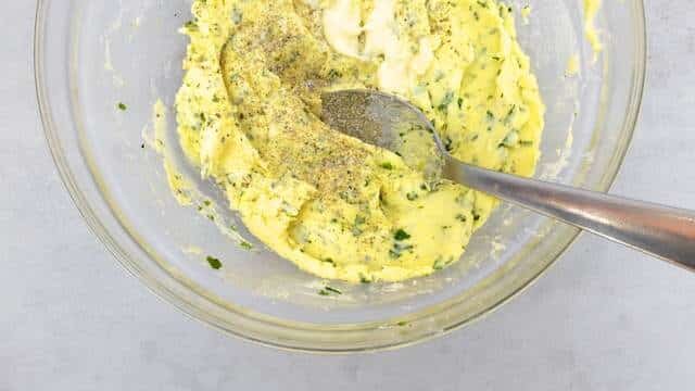 My homemade garlic butter recipe, homemade and so much to prepare with it! Garlic bread, spaghetti, or as a steak topping.