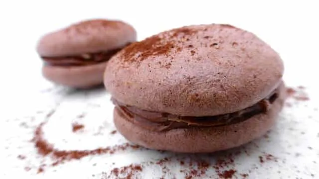 These chocolate meringue cookies are a yummy treat and a great homemade gift! You can use a chocolate ganache filling for your cookies.