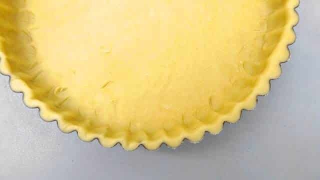 Super easy quiche lorraine recipe: a great French quiche with bacon and cheese! Learn how to make quiche dough from scratch!