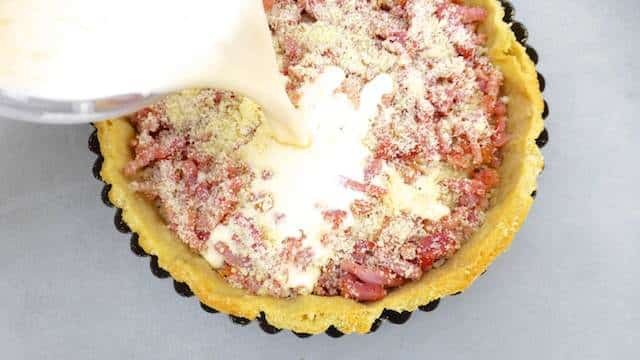 Super easy quiche lorraine recipe: a great French quiche with bacon and cheese! Learn how to make quiche dough from scratch!