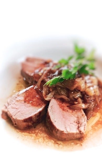 A Spanish delight: juicy pork tenderloin with caramelized onions, or solomillo encebollado! Cebolla in Spanish means onion so encebollado means with onions.
