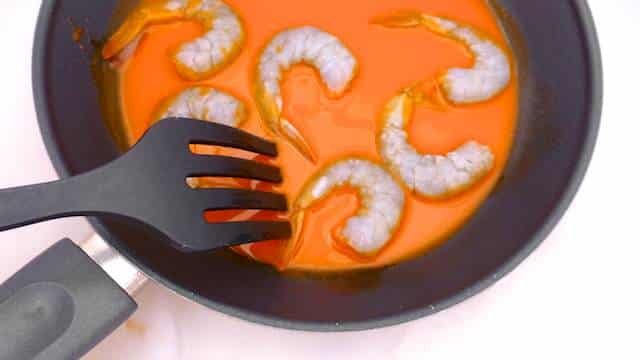 Creamy, creamier... creamiest! You will adore this super easy prawn spaghetti with bisque sauce. Pasta and prawns, what's not to love!