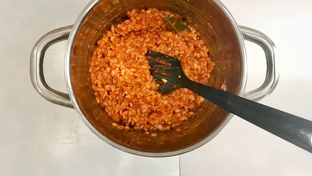 My creamy tomato risotto with barley, a lush homemade roasted tomato pesto and tuna... A delicious lunch, starter or main course!