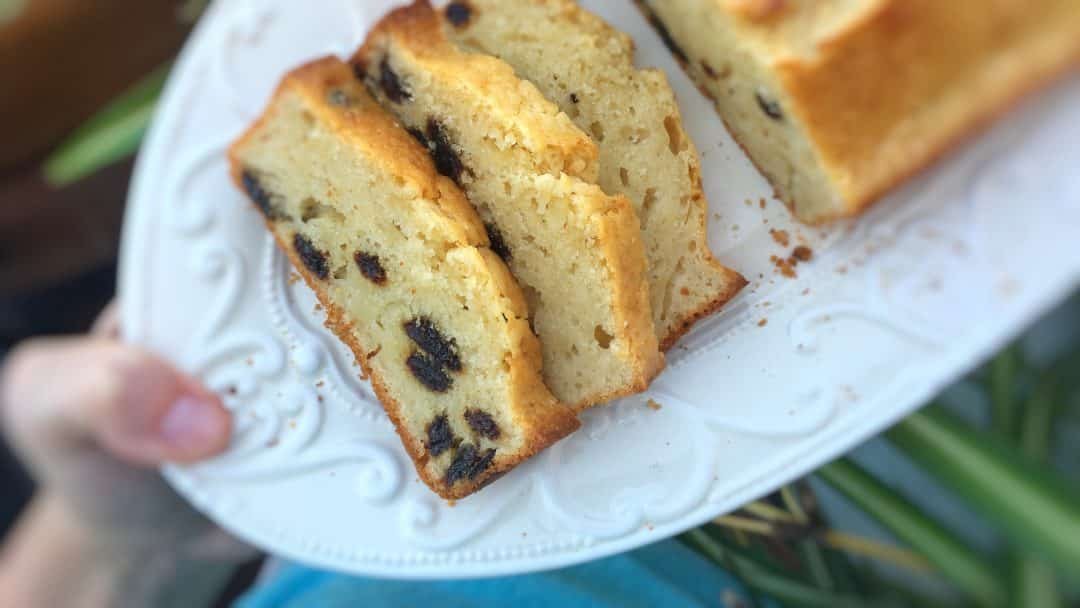 Here is the fluffiest raisin and yogurt cake recipe you will ever make! Light and sugary, the perfect afternoon treat for your cup of tea or coffee!
