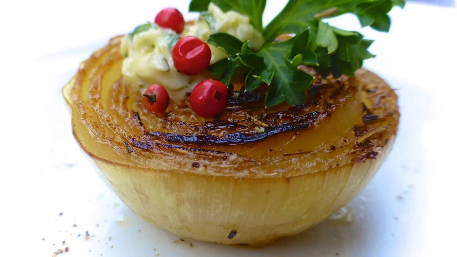 Baked sweet onions with tarragon butter and pink pepper... Onion can be so delicious! Especially when they got that caramelized sear on them.