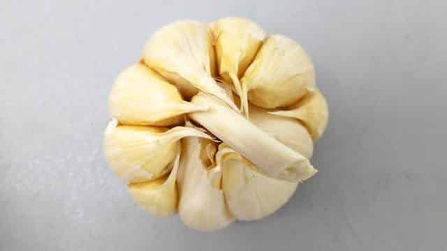 How to roast garlic: caramelized oven roasted garlic bulbs in tinfoil and olive oil, a very easy method to roast fresh garlic!