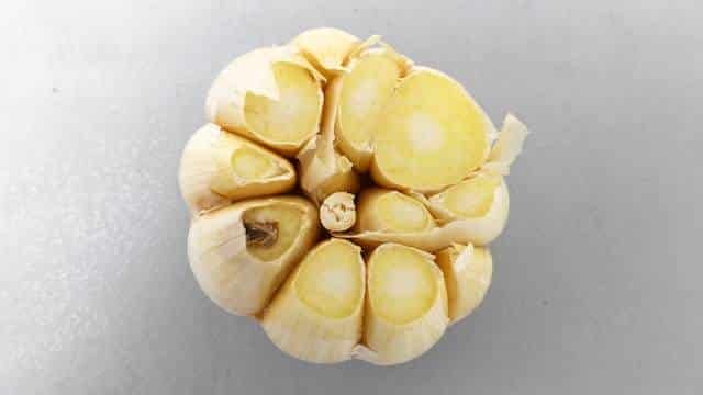 How to roast garlic: caramelized oven roasted garlic bulbs in tinfoil and olive oil, a very easy method to roast fresh garlic!