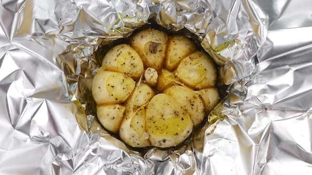 How to roast garlic: caramelized oven roasted garlic bulbs in tinfoil and olive oil, a very easy method to roast fresh garlic!