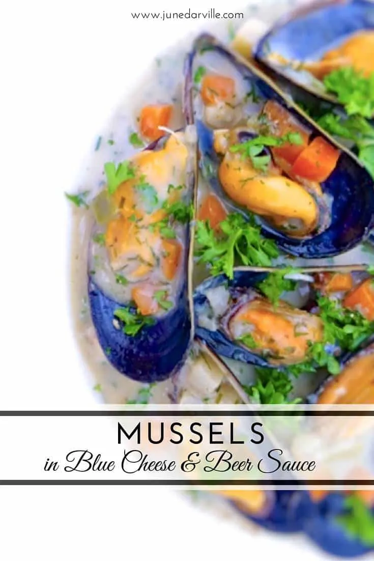 Creamy mussels with blue cheese and Belgian beer... A powerful appetizer to start dinner. What a heavenly flavor combination!!