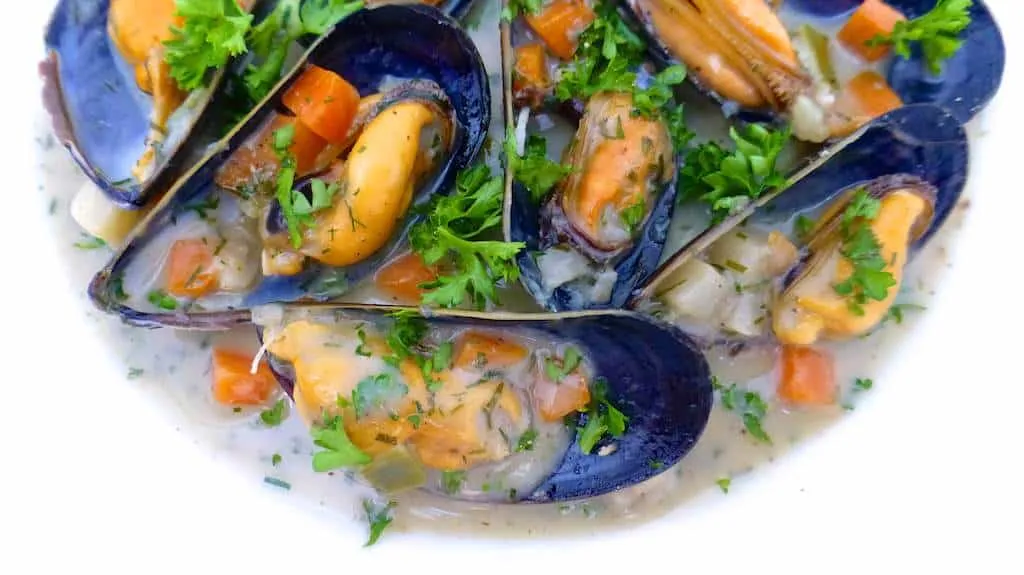 Creamy mussels with blue cheese and Belgian beer... A powerful appetizer to start dinner. What a heavenly flavor combination!!