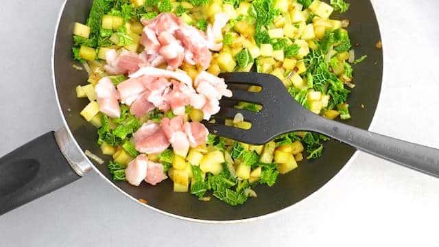 My baked potato hash with bacon, green cabbage and sour cream... This sounds like a pretty breakfast lunch, right? I love it!