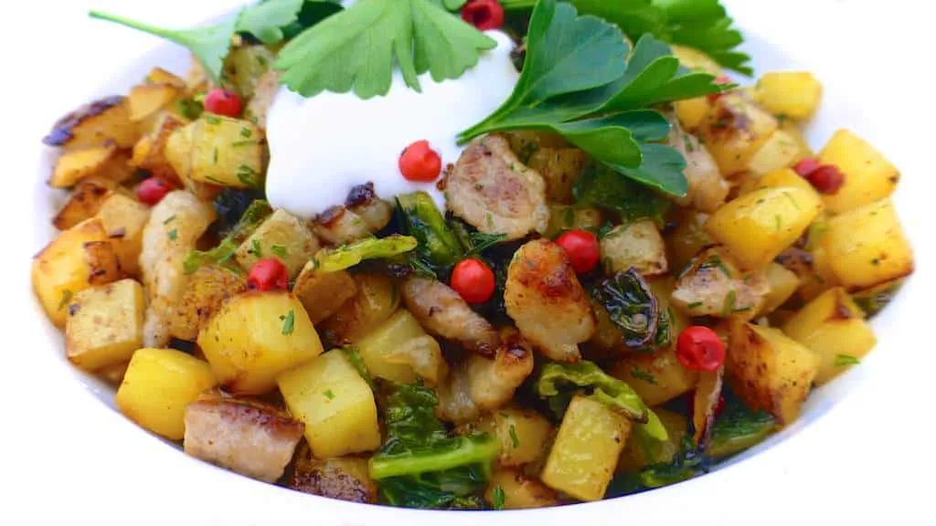 My baked potato hash with bacon, green cabbage and sour cream... This sounds like a pretty breakfast lunch, right? I love it!