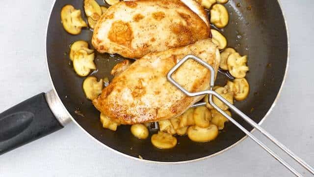 Perfect recipe to try for your next chicken dinner: my chicken marsala recipe with mushrooms and cream! Finger lickin' delicious...