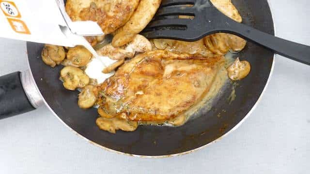 Perfect recipe to try for your next chicken dinner: my chicken marsala recipe with mushrooms and cream! Finger lickin' delicious...
