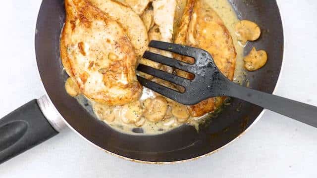 Perfect recipe to try for your next chicken dinner: my chicken marsala recipe with mushrooms and cream! Finger lickin' delicious...