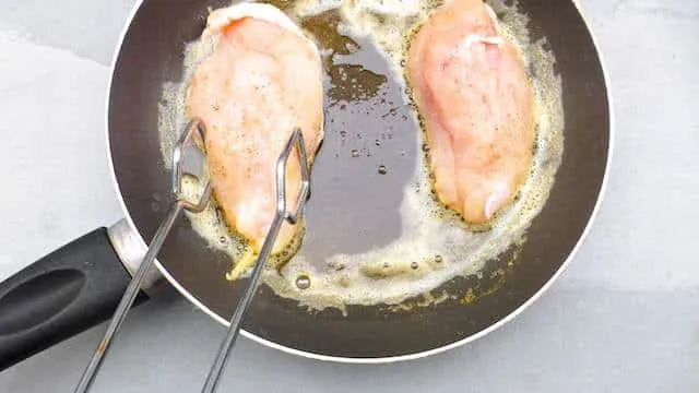 Easy Chicken in Beer & Tarragon Sauce Creamy beer & tarragon sauce recipe, perfect for crispy chicken! This dish is also known as poulet à l'estragon, a French classic!