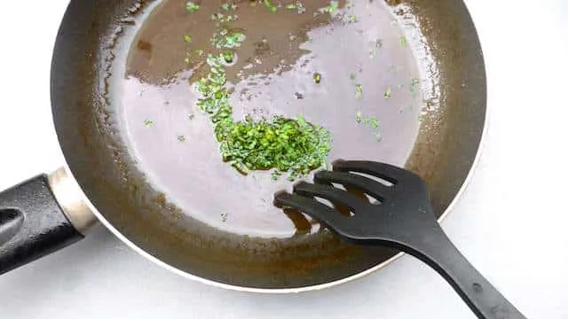 Easy Chicken in Beer & Tarragon Sauce Creamy beer & tarragon sauce recipe, perfect for crispy chicken! This dish is also known as poulet à l'estragon, a French classic!