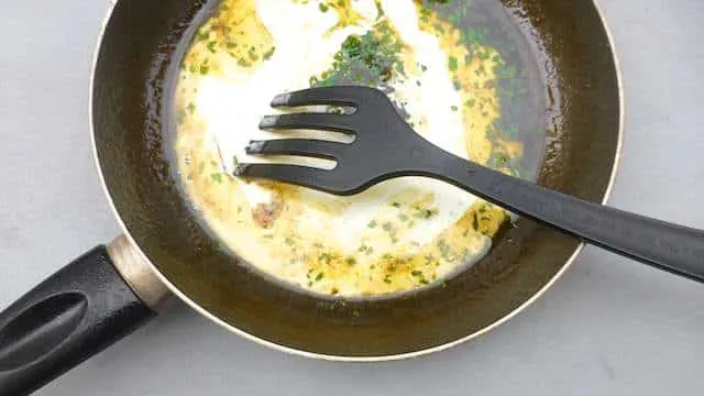 Easy Chicken in Beer & Tarragon Sauce Creamy beer & tarragon sauce recipe, perfect for crispy chicken! This dish is also known as poulet à l'estragon, a French classic!