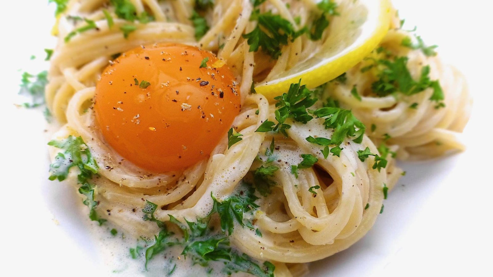 Creamy lemon sabayon spaghetti with egg yolk, my personal pasta al limone recipe! Based on a delicious recipe from Italian chef Maria Landis.