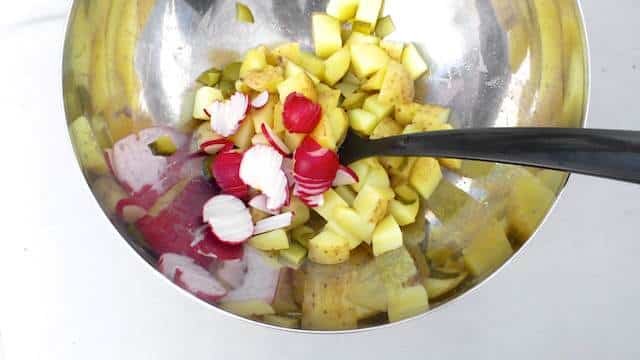 The perfect cold salad for your next barbecue party: a creamy summer potato salad with fresh radishes in a ricotta dressing!